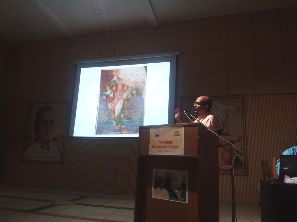'भारतमाता' चित्रांबद्दल माहिती सांगताना चित्रकार व 'वन्दे मातरम्' चे अभ्यासक मिलिंद सबनीस