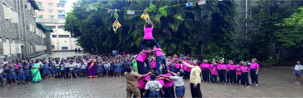 म .ए .सो .भावे प्राथमिक शाळेत पुस्तकहंडी फोडून विद्यार्थ्यांनी साजरा केला ज्ञानोत्सव